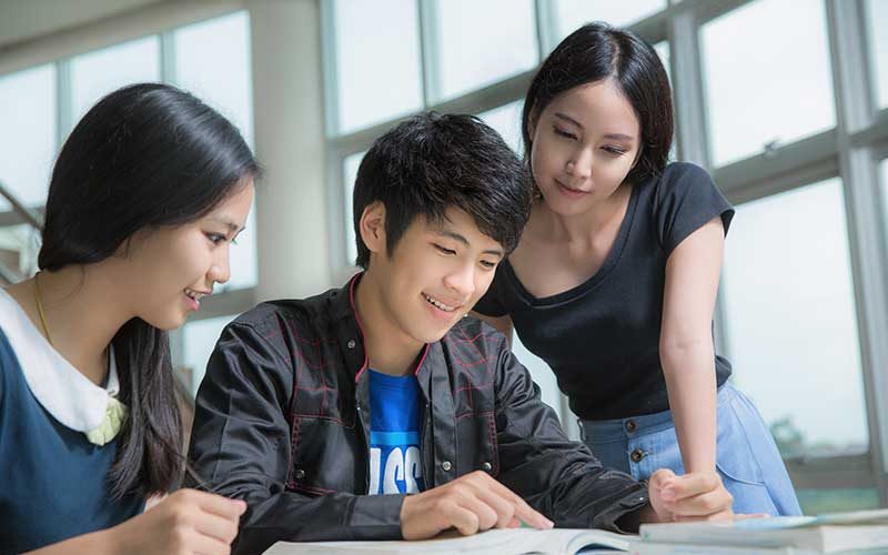 asia-students-meeting-they-university-library